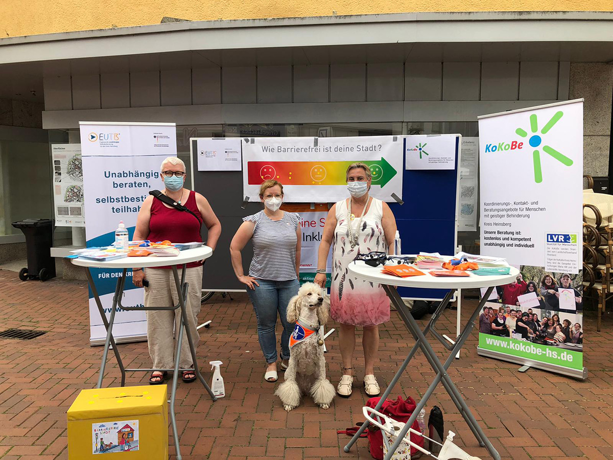 Markt Erkelenz, (v.l.n.r.) Beate Junk (EUTB), Denise Lison (KoKoBe), Alexa van Wijk (KoKoBe Peer Beraterin) mit Blindenführhündin Jana